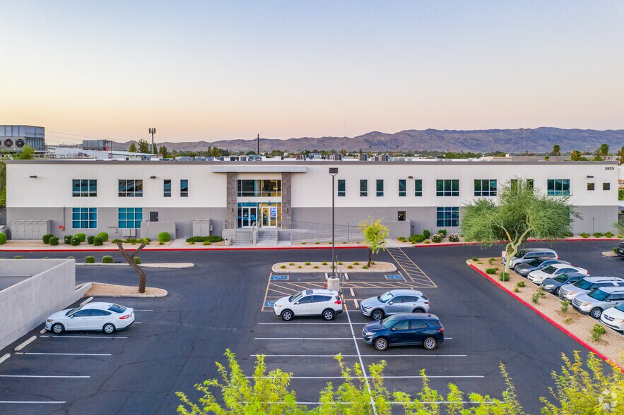 3925 E Broadway Rd, Phoenix, AZ à louer - Photo de l’immeuble – Image 2 sur 11