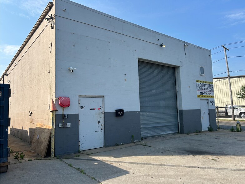 625 N Queens Ave, Lindenhurst, NY à louer - Photo de l’immeuble – Image 3 sur 10