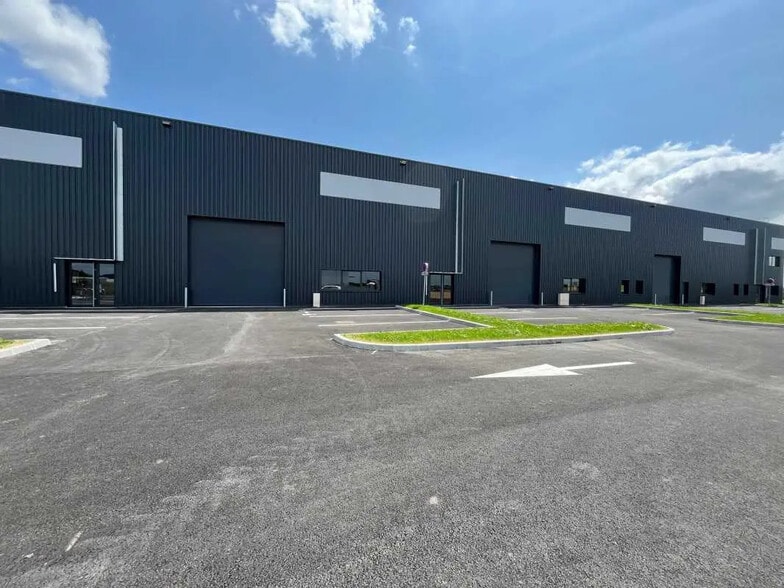 Local d'activités dans Donges à vendre - Photo de l’immeuble – Image 1 sur 7