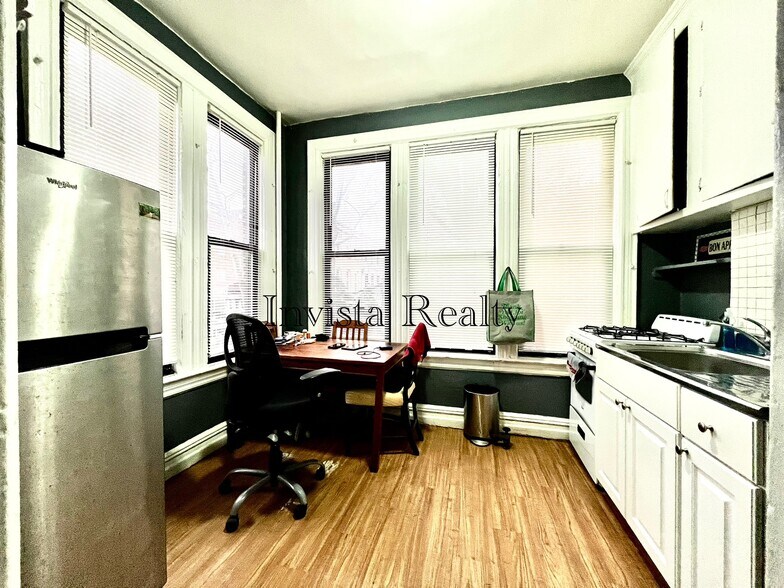 3212 79th St, East Elmhurst, NY à vendre - Photo intérieure – Image 3 sur 17