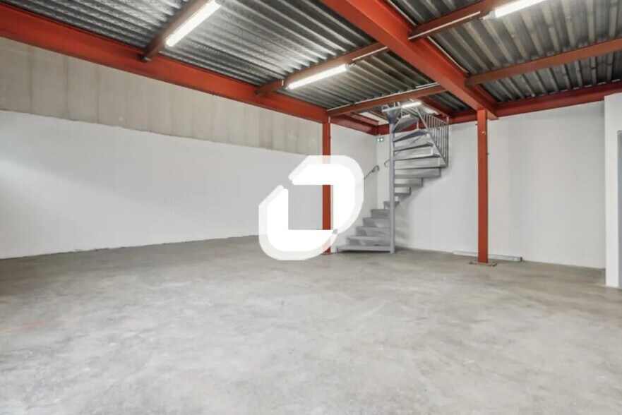 Local d’activités dans Champigny-sur-Marne à louer - Photo de l’immeuble – Image 2 sur 9