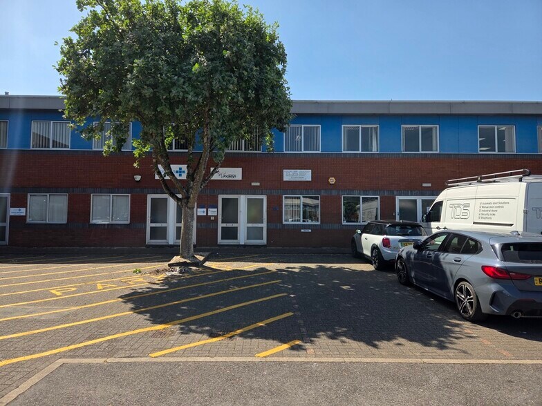 25-43 Kingfisher Ct, Newbury à louer - Photo de l’immeuble – Image 2 sur 2