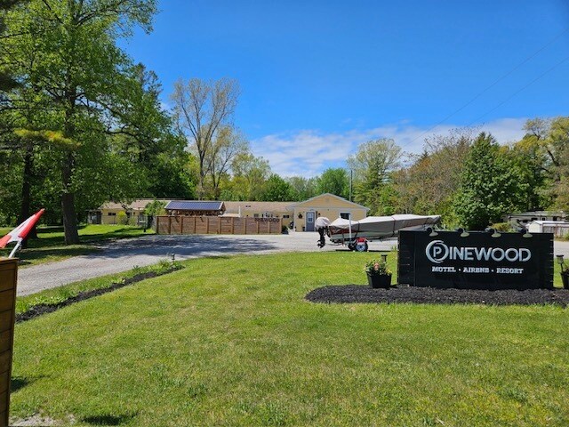 9717 Army Camp Rd, Lambton Shores, ON à vendre - Photo de l’immeuble – Image 2 sur 39