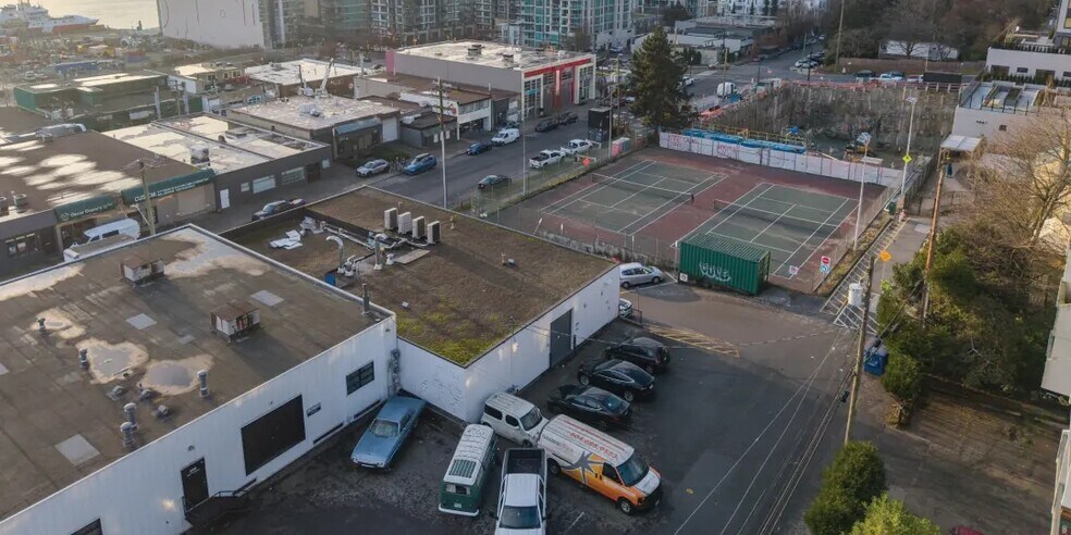 238 E 1st St, North Vancouver, BC à louer - Photo de l’immeuble – Image 2 sur 2