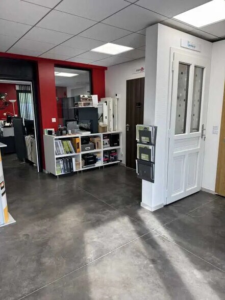 Bureau dans Saint-Laurent-de-Mure à vendre - Photo de l’immeuble – Image 2 sur 6
