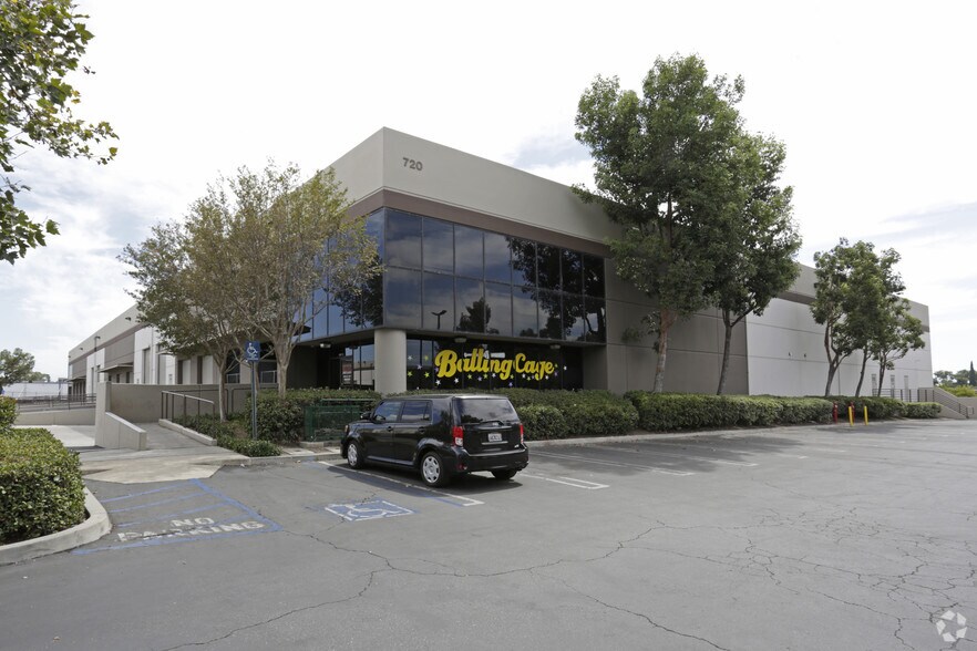 720 E Lambert Rd, La Habra, CA à louer - Photo de l’immeuble – Image 1 sur 4