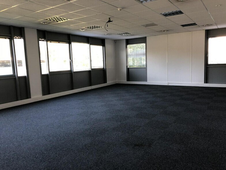 Bureau dans Grenoble à louer - Photo de l’immeuble – Image 2 sur 3