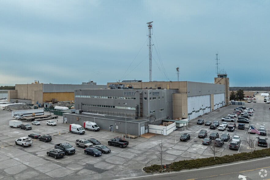 901-931 Burman Blvd, Calverton, NY à louer - Photo de l’immeuble – Image 3 sur 5