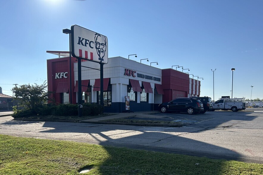 11104 E 21st St, Tulsa, OK à vendre - Photo de l’immeuble – Image 2 sur 3