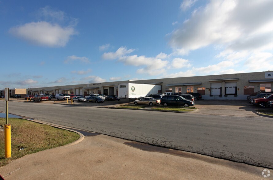 9840 Monroe Dr, Dallas, TX à louer - Photo de l’immeuble – Image 1 sur 3