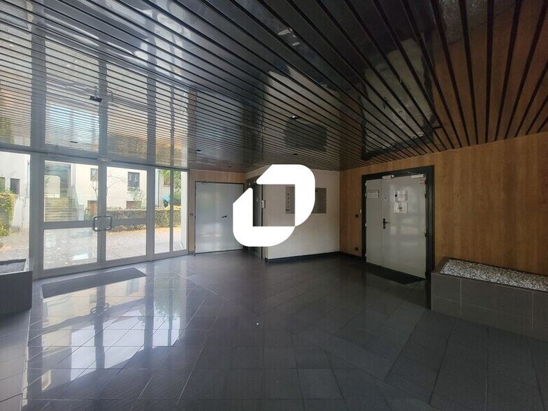 Bureau dans Orsay à louer - Hall d’entrée – Image 2 sur 10