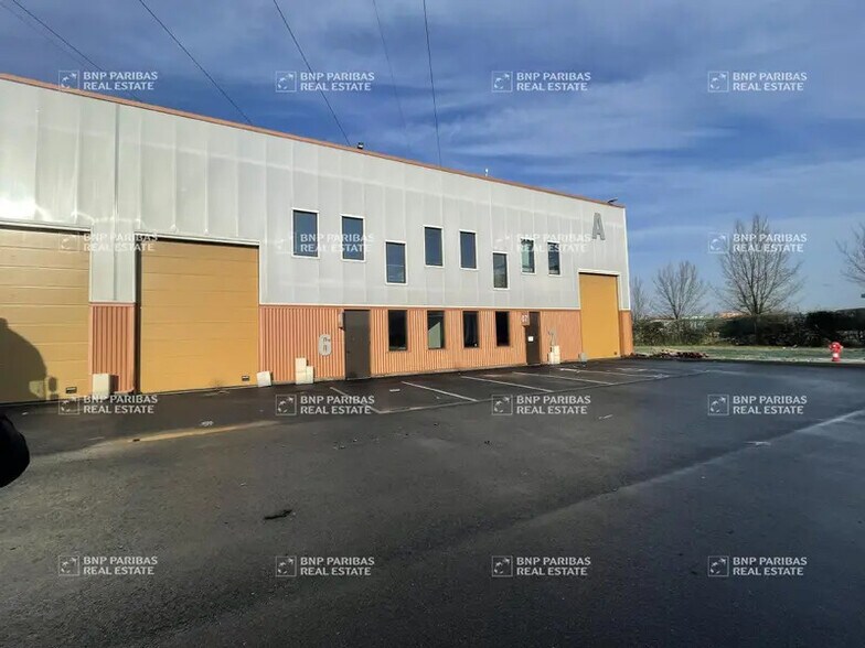 Local d’activités dans Le Coudray-Montceaux à louer - Photo de l’immeuble – Image 2 sur 14