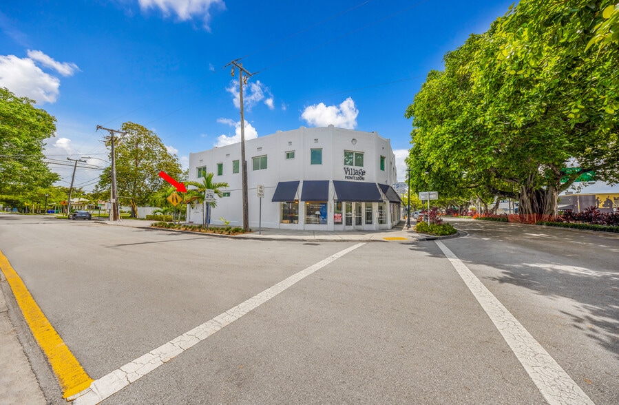 1267 Coral Way, Miami, FL à louer - Photo de l’immeuble – Image 2 sur 17