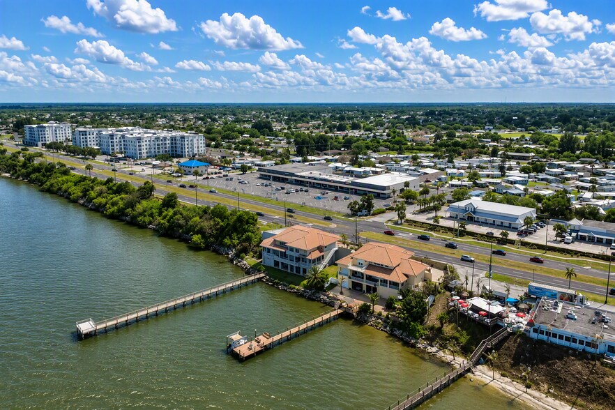 4500 NE Dixie Hwy, Palm Bay, FL à louer - Photo de l’immeuble – Image 3 sur 3