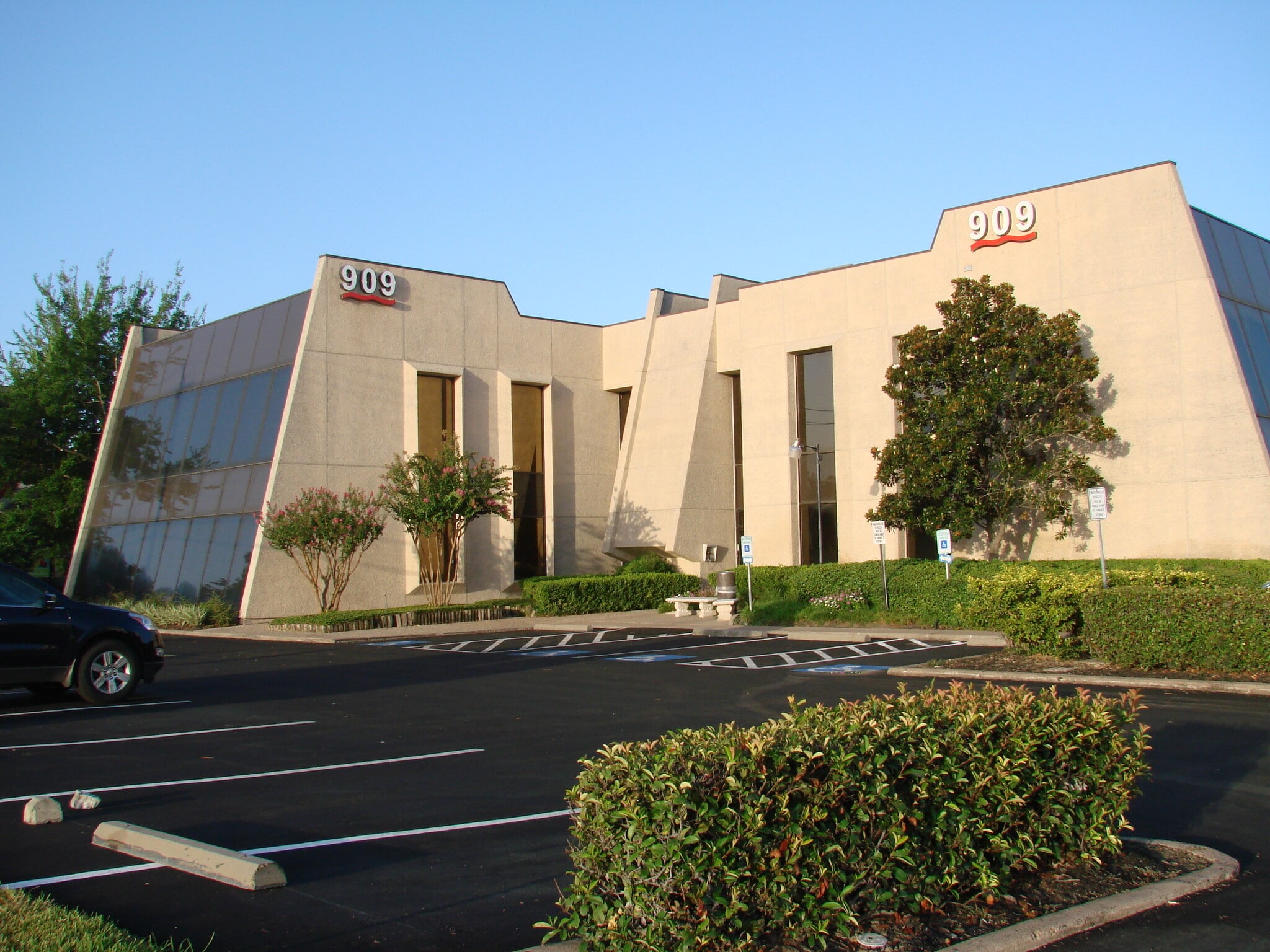 909 Dairy Ashford Rd, Houston, TX à louer Photo de l’immeuble– Image 1 sur 9