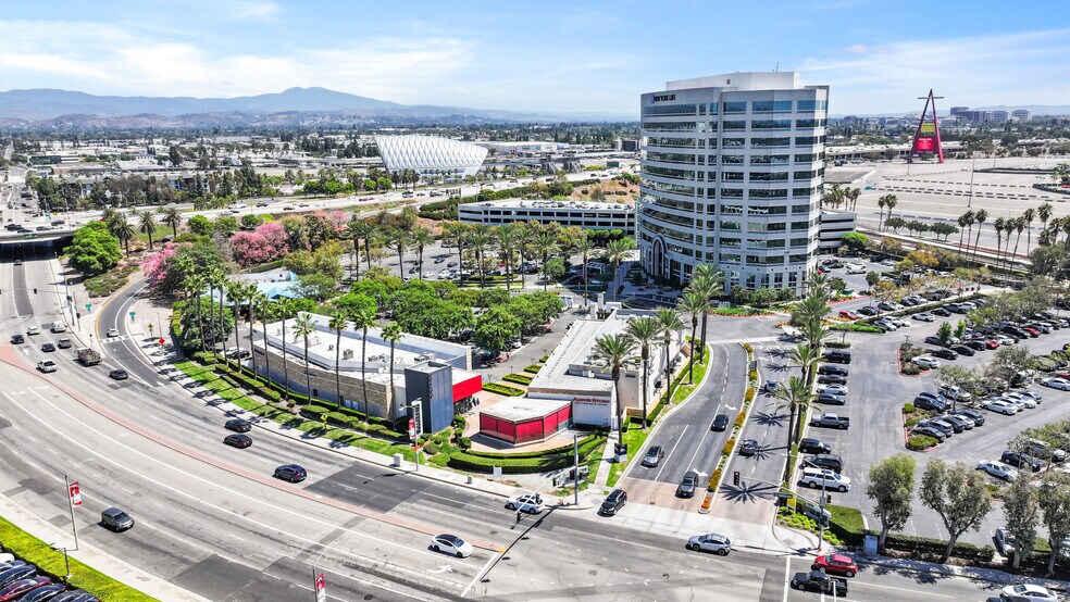 2400 E. Katella Ave, Anaheim, CA à louer - Photo de l’immeuble – Image 2 sur 10