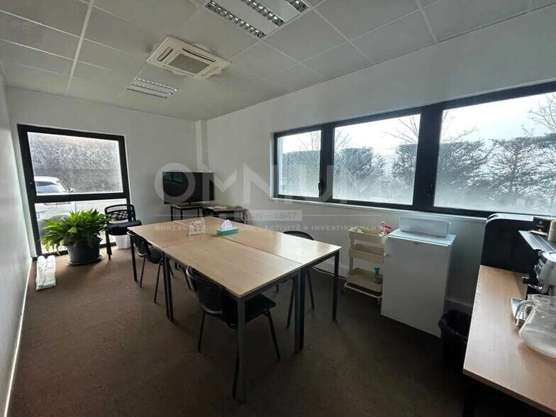 Bureau dans Saint-Priest à louer - Photo de l’immeuble – Image 1 sur 11