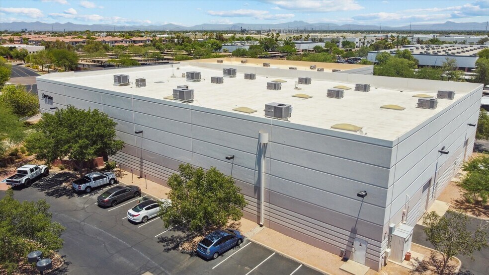 1325 W Auto Dr, Tempe, AZ à louer - Photo de l’immeuble – Image 3 sur 10