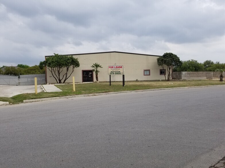13402 Western Oak Dr, Helotes, TX à louer - Photo de l’immeuble – Image 1 sur 9