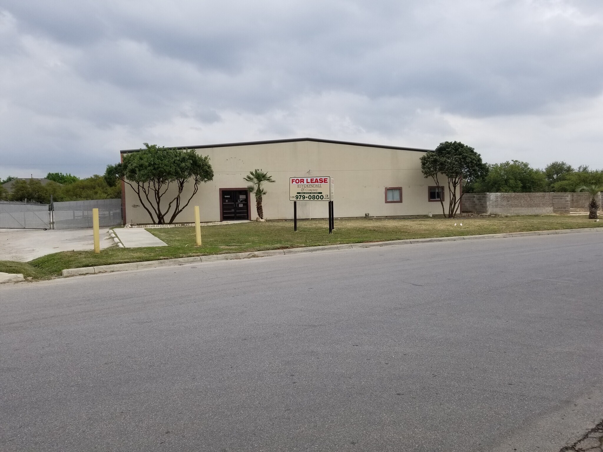 13402 Western Oak Dr, Helotes, TX à louer Photo de l’immeuble– Image 1 sur 10