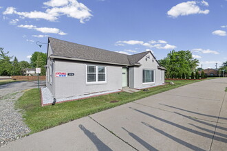 3236 Rochester Rd, Troy, MI à louer Photo de l’immeuble– Image 1 sur 15
