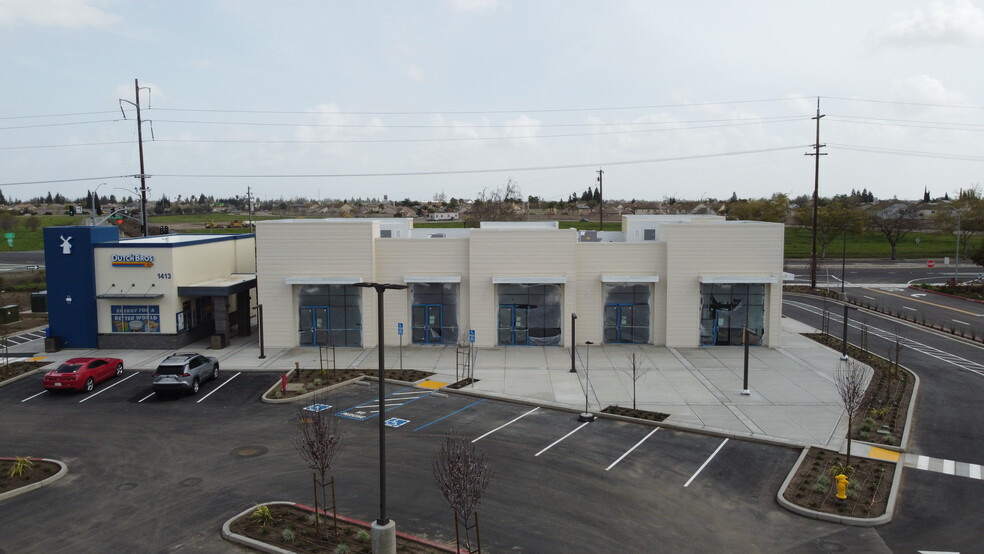 1527 S Airport Way, Manteca, CA à louer - Photo de l’immeuble – Image 3 sur 19
