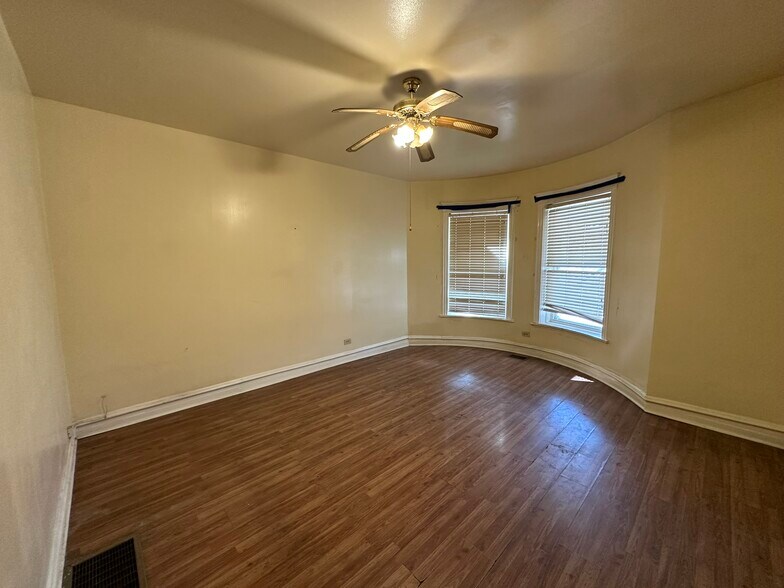 6217 & 6219-21 S Greenwood Ave portefeuille de 2 biens à vendre sur LoopNet.fr - Photo intérieure – Image 3 sur 10