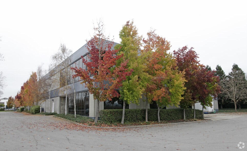3830 Cypress Dr, Petaluma, CA à louer - Photo de l’immeuble – Image 2 sur 3