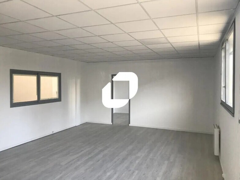 Local d’activités dans Émerainville à louer - Photo de l’immeuble – Image 2 sur 3