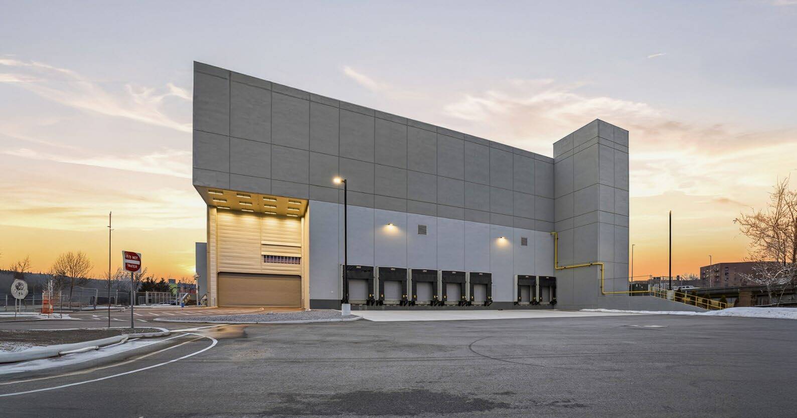 28-10 Whitestone Expy, Flushing, NY à louer Photo de l’immeuble– Image 1 sur 10