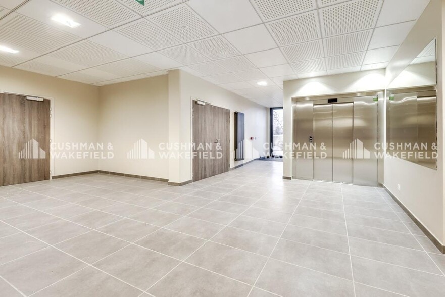 18-20 Boulevard Des Droits De L'Homme, Vaulx-en-Velin à louer - Hall d’entrée – Image 2 sur 11