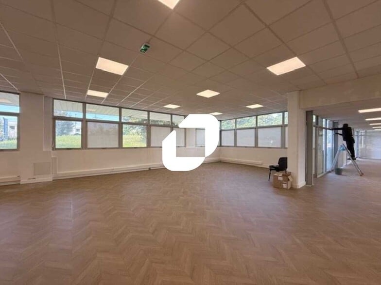 Bureau dans Osny à louer - Photo de l’immeuble – Image 1 sur 16