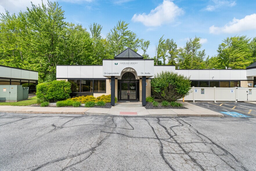 19250 E Bagley Rd, Cleveland, OH à louer - Photo de l’immeuble – Image 2 sur 2