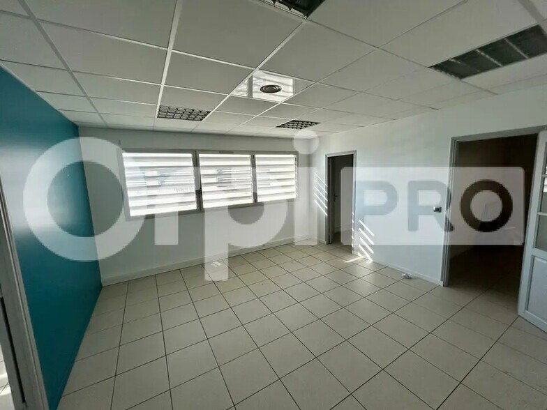 Bureau dans Grigny à louer - Photo de l’immeuble – Image 2 sur 4