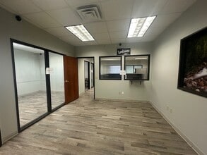 5860 S Pecos Rd, Las Vegas, NV à vendre Photo intérieure– Image 2 sur 14