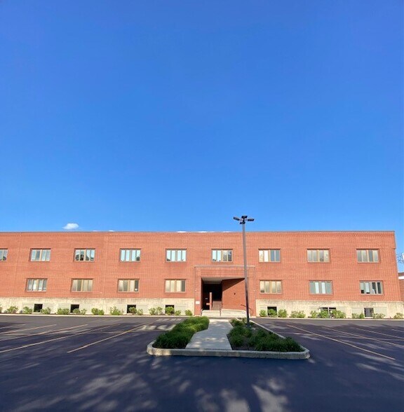 950 N York Rd, Hinsdale, IL à louer - Photo de l’immeuble – Image 2 sur 4