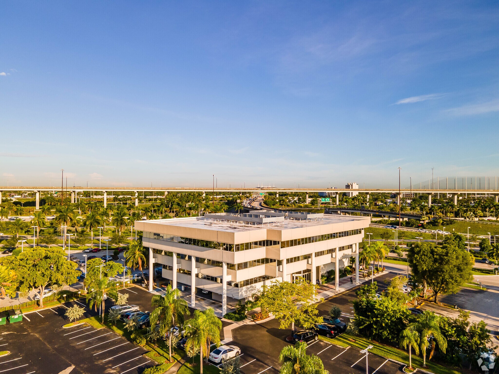 290 NW 165th St, North Miami Beach, FL à louer Photo principale– Image 1 sur 21