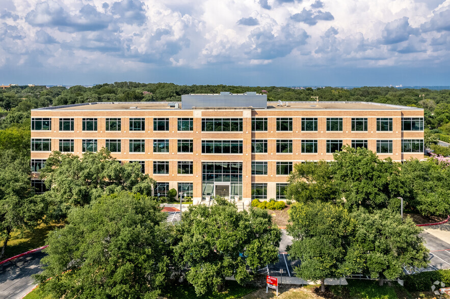 911 N Central Pky, San Antonio, TX à louer - Photo de l’immeuble – Image 2 sur 10