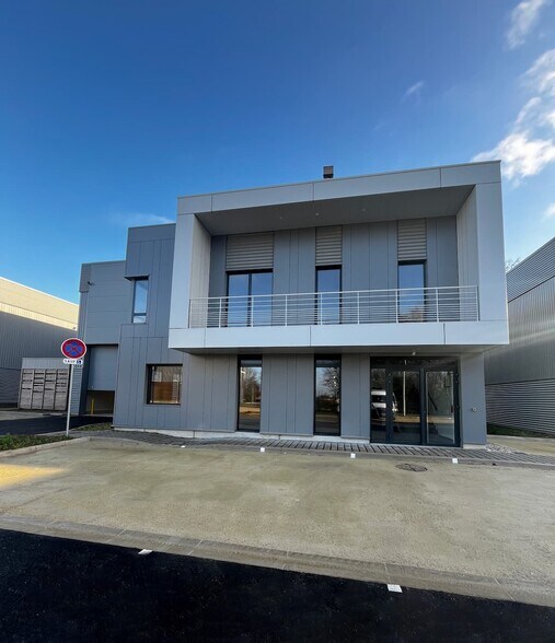 Local d’activités dans Chanteloup-en-Brie à louer - Photo de l’immeuble – Image 2 sur 2