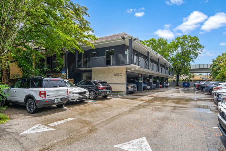 6330 Manor Ln, South Miami, FL à louer - Photo de l’immeuble – Image 2 sur 70