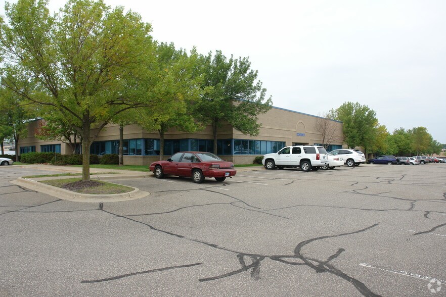 2405-2495 Xenium Ln N, Plymouth, MN à louer - Photo de l’immeuble – Image 1 sur 2