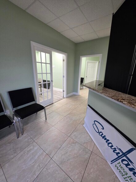 643 Cape Coral Pky E, Cape Coral, FL à louer - Photo de l’immeuble – Image 2 sur 12