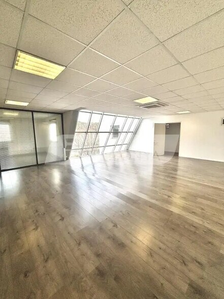 Local commercial dans Aubagne à louer - Photo intérieure – Image 2 sur 18