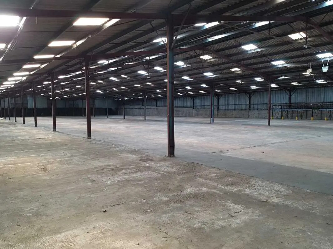 Bureau dans Roullet-Saint-Estèphe à louer Photo de l’immeuble– Image 1 sur 4