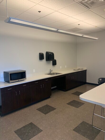 135-141 Barnum Rd, Devens, MA à louer - Photo de l’immeuble – Image 3 sur 4