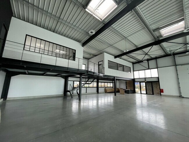 Plus de détails pour Bureau, Local commercial à louer