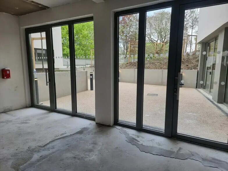 Local d’activités dans Brétigny-sur-Orge à louer - Photo de l’immeuble – Image 2 sur 11