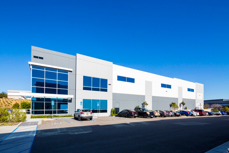 163 Cochran St, Simi Valley, CA à louer - Photo de l’immeuble – Image 3 sur 3