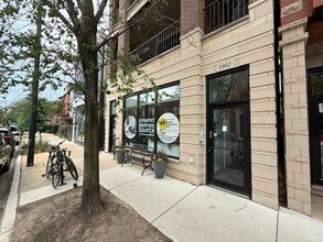 1902 W Belmont Ave, Chicago, IL à louer Photo de l’immeuble– Image 2 sur 6