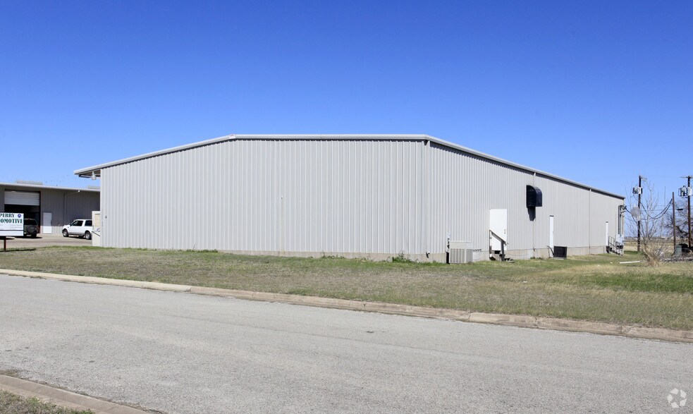 212 Tradesmen Dr, Hutto, TX à louer - Photo de l’immeuble – Image 3 sur 3